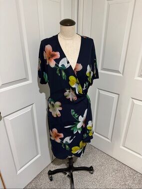 Babaton navy floral
Dress